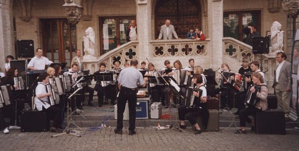 Das 1.Orchester des HSN, unter Ltg. von Gerd Clauss, in Brüssel beim Open Air