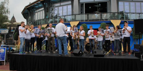 Unsere Blu00e4serklasse gemeinsam mit der Band auf der Showbu00fchne